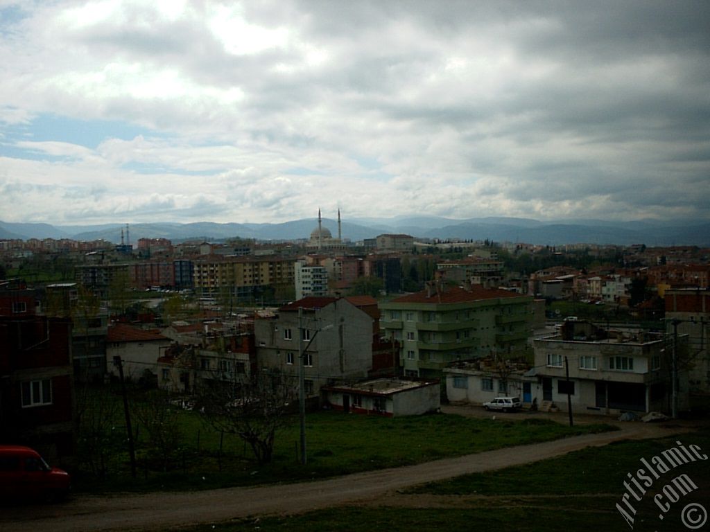 Bursa Hamitler semti ve uzakta lahiyat Fakltesi Camisi.
