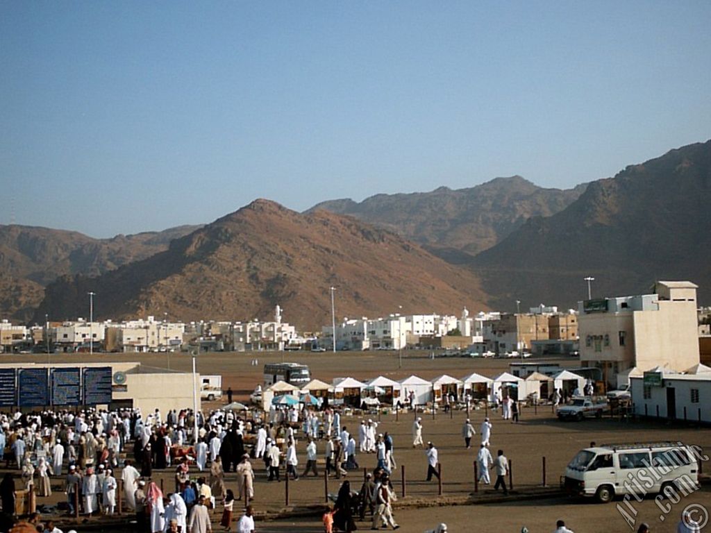 Medine`de Uhud Dalar, Uhud Savann yapld alan, Uhud Savanda ehid olan sahabilerin yatt ehitlik (solda) ve bu meknlar ziyarete gelmi haclar.
